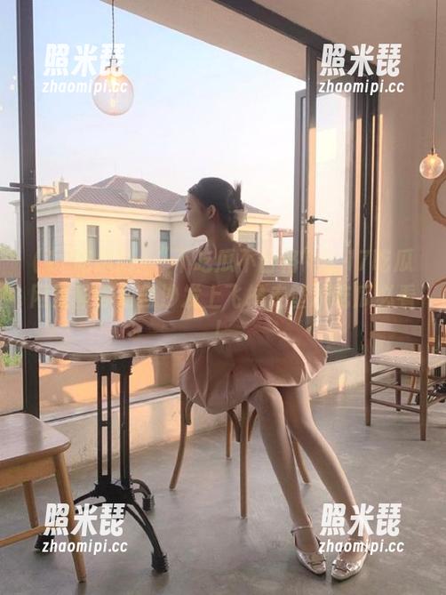 17吃瓜网 “不吃瓜不合格”:17吃瓜网页教你如何沙发上飞檐走壁、吃瓜必看!