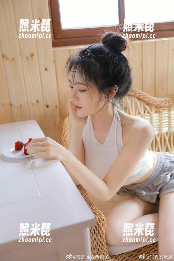 免费特供！网红瓜在吃瓜网站肆意撒欢，心中小鹿乱撞。