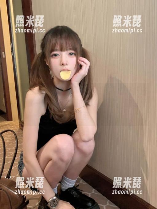每次在“明星黑料”划来划去，就像一条永无止境的八卦线路，脑袋里泛起涟漪。