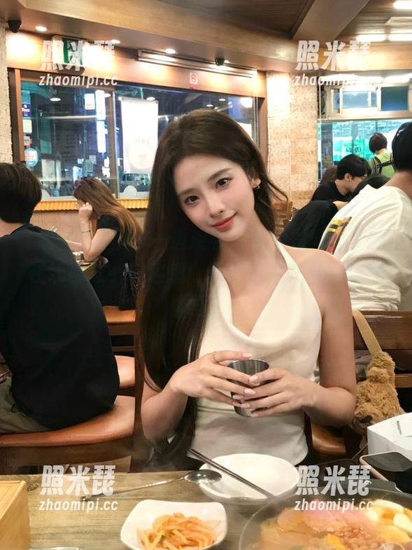 明星黑料网 一边观看“明星黑料网”的在线播放,一边想:他们这是在自曝自黑吗?